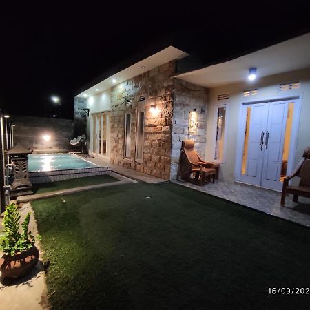 Puncak Pinus And Pool Villa Batu  Eksteriør bilde