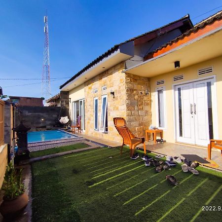 Puncak Pinus And Pool Villa Batu  Eksteriør bilde