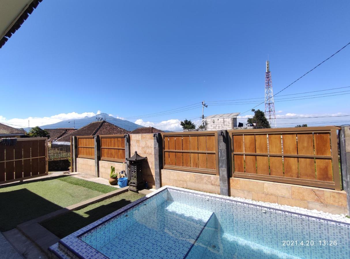 Puncak Pinus And Pool Villa Batu  Eksteriør bilde