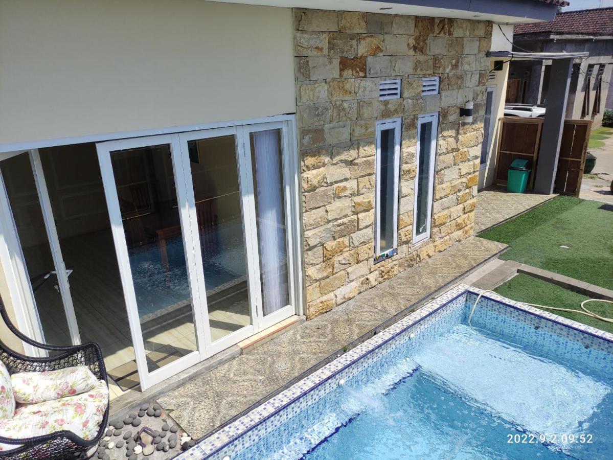 Puncak Pinus And Pool Villa Batu  Eksteriør bilde