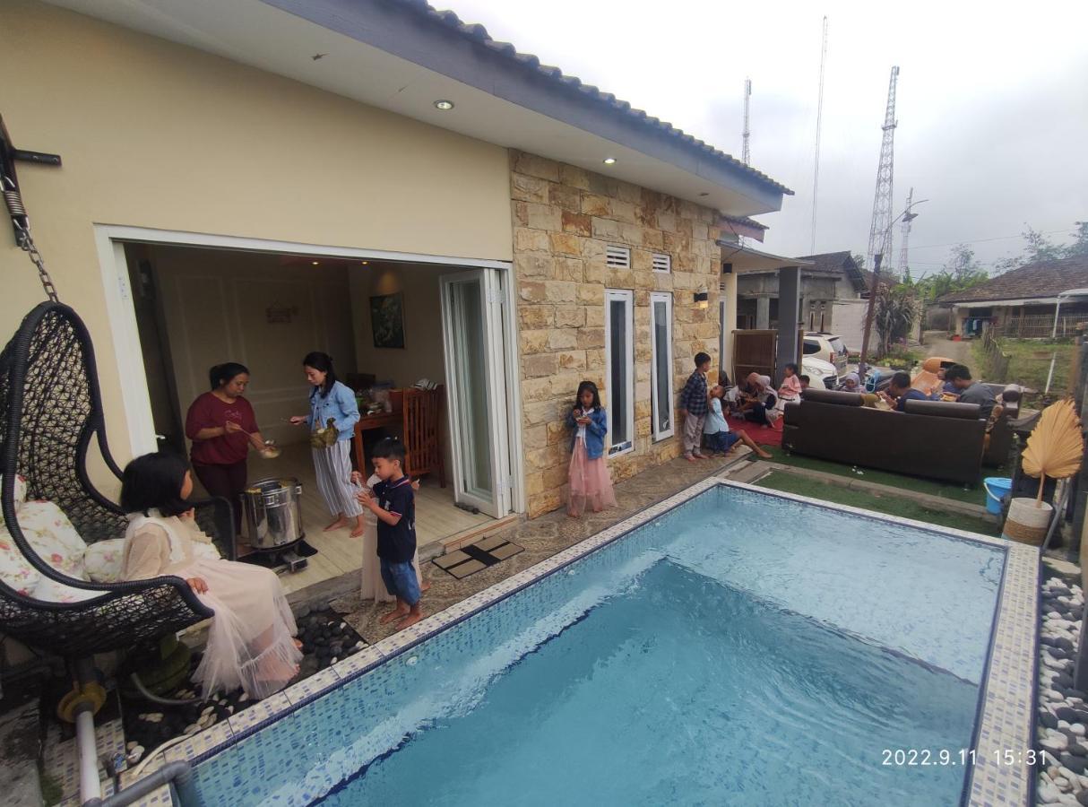 Puncak Pinus And Pool Villa Batu  Eksteriør bilde